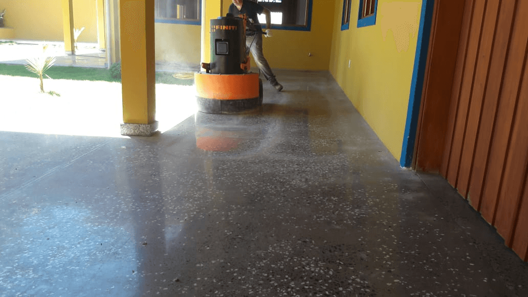 Polimento de piso industrial de alta resistência
